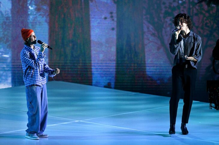 Shawn Mendes y Justin Bieber cantando en los video music awards