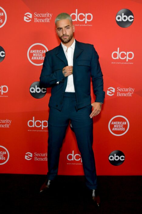 Maluma posando para la alfombra roja de los Video Music Awards 