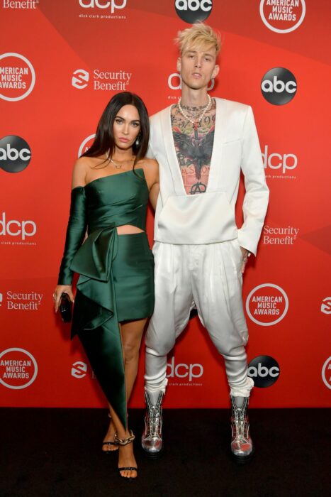 Megan Fox y Machine Gun Kelly posando para la alfombra roja de los Video Music Awards 