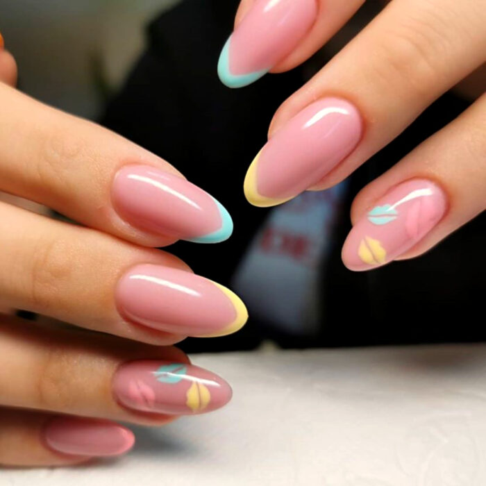 Uñas largas en forma de almendra de colores pastel, con diseño de manicura francesa, besos de labios, azul, amarillo y rosa