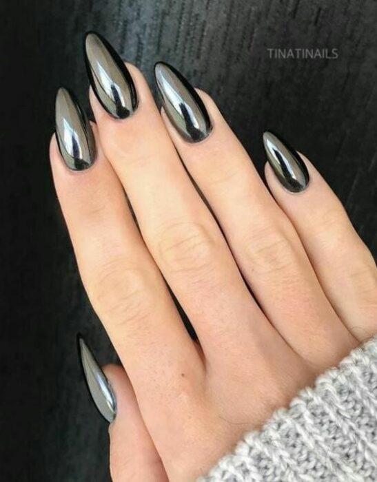 Chica con las uñas en un diseño metálico de color negro 