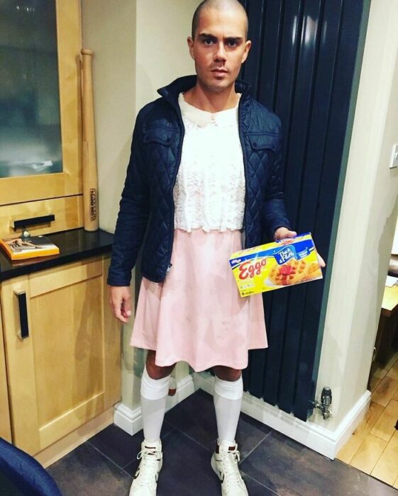 Max George disfrazado como Eleven de Stranger Things