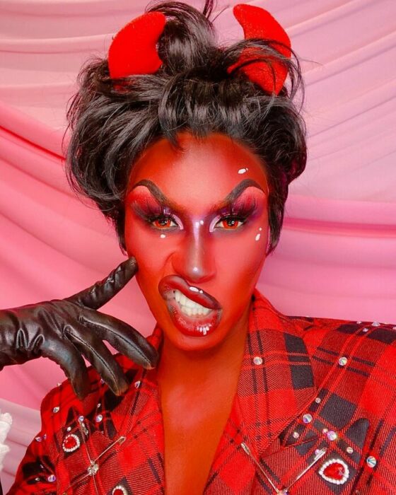 Shea Couleé disfrazada como el diablo 