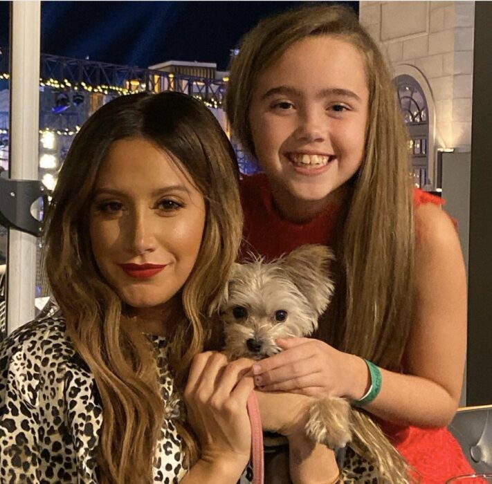 Ashley Tisdale junto a su sobrina tomándose una selfie 