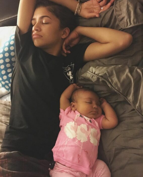 Zendaya durmiendo junto a su sobrina 