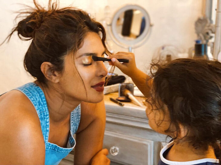 Priyanka Chopra jugando con su sobrina a maquillarse 