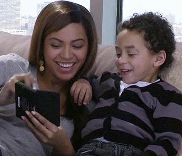 Beyoncé viendo el celular mientras está sentada junto a su sobrino 
