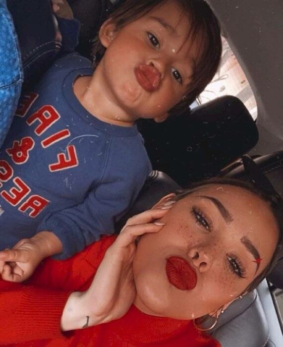 Danna Paola sosteniendo en brazos a su sobrino mientras se toman una selfie