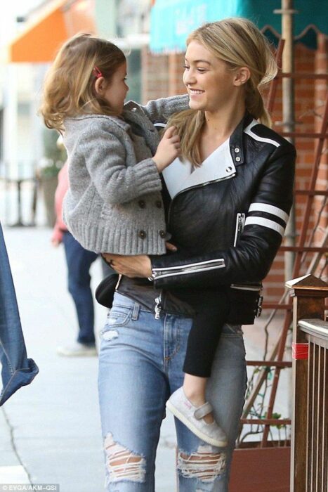 Gigi Hadid cargando a su sobrina y caminando con ella mientras van por la calle 