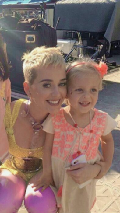 Katy Perry sonriendo para una foto mientras está junto a su sobrina 