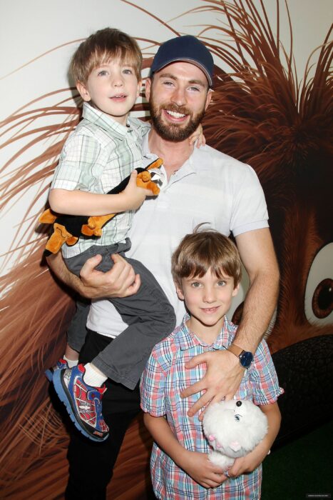 Chris Evans sosteniendo a su sobrino en brazos mientras se toma una foto durante una alfombra roja 