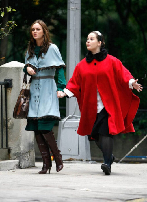 Escena de Gossip Girl en la que aparece Blair y Dorota caminando 