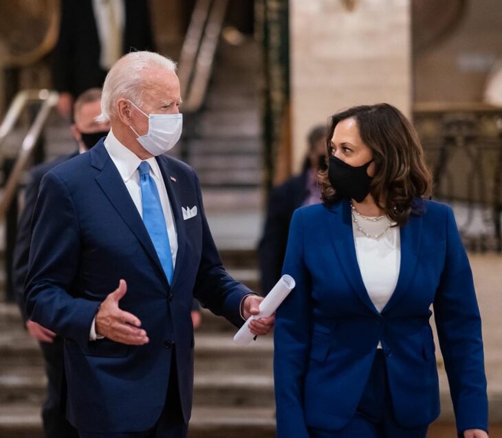 Kamala Harris y Joe Biden conversando mientras caminan 