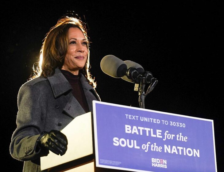 Kamala Harris promoviendo un discurso durante las elecciones de Estados Unidos 