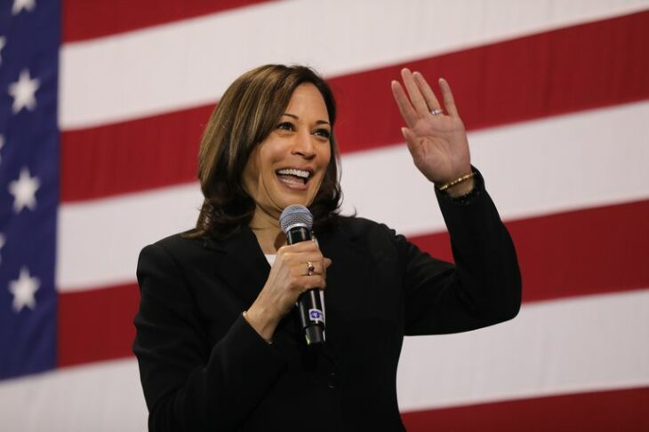 Kamala Harris saludando a los votantes durante uno de sus mitings en Estados Unidos 