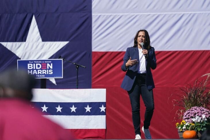 Kamala Harris promoviendo un discurso durante las elecciones de Estados Unidos