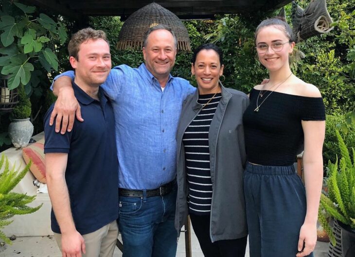 Kamala Harris posando para una fotografía junto a sus hijastros y esposo 