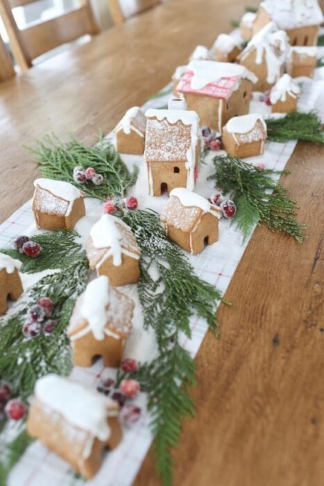 Camino con guía de casas de galletas de jengibre; Ideas para decorar la mesa en Navidad