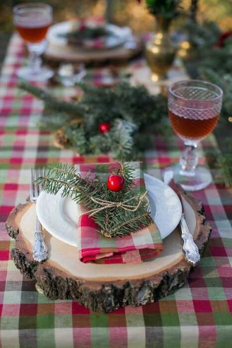 Cubiertos sostenidos sobre trozos de tronco; Ideas para decorar la mesa en Navidad