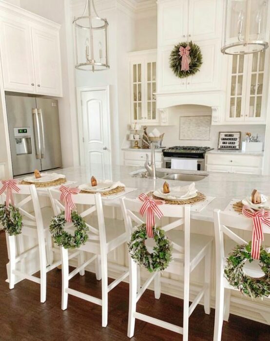 Sillas decoradas en el respaldo con coronas navideñas; Ideas para decorar la mesa en Navidad