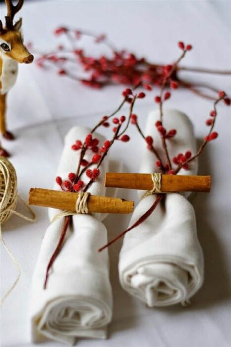 Servilletas amarradas con lazos y canela; Ideas para decorar la mesa en Navidad