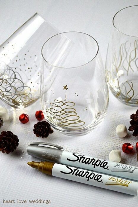 Vasos de vidrio decorados con pinos navideños en dorado; Ideas para decorar la mesa en Navidad