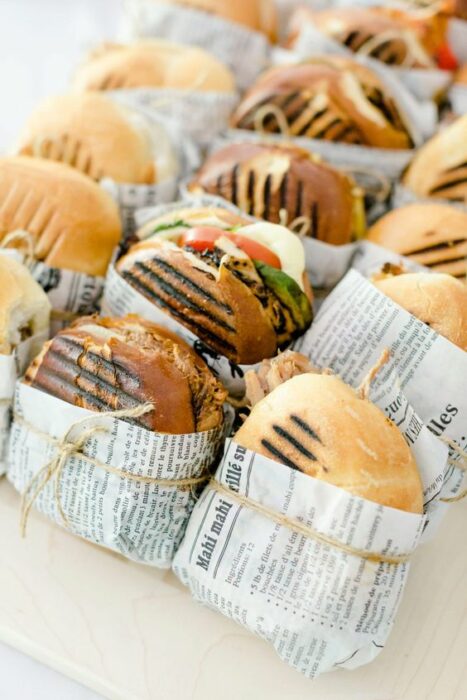 Hamburguesas a la parrilla envueltas en papel periódico y atadas con lazo