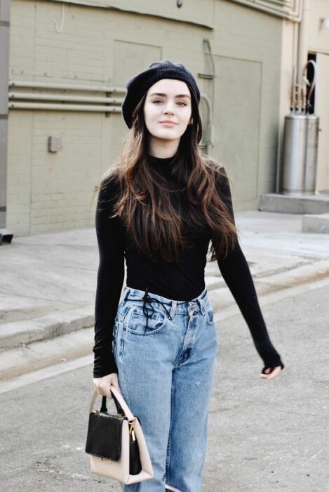 Chica con camisa de cuello alto en color negro con jeans de mezclilla; Ideas para usar camisa de cuello alto