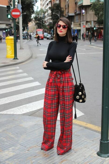 Chica con pantalones cuadrados y camisa de cuello alto negro; Ideas para usar camisa de cuello alto