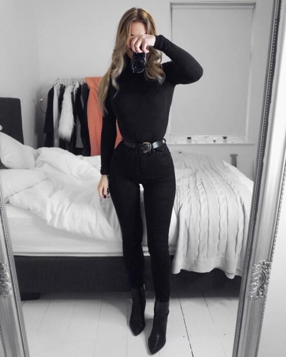 Chica con outfit total black con camisa de cuello alto; Ideas para usar camisa de cuello alto