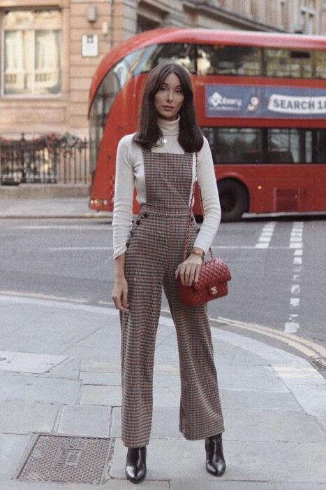 Chica con overol a cuadros y camisa de cuello alto blanco; Ideas para usar camisa de cuello alto