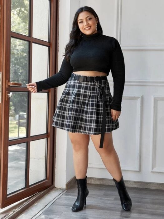 Chica con minifalda a cuadros y suéter de crop top; ideas para usar minifalda con suéter en otoño-invierno