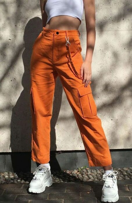 Chica usando pantalón abombado en color naranja; Ideas para usar color naranja en tu outfit