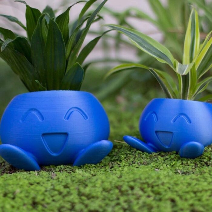 Maceta en forma de pokemon Oddish, en color azul rey;macetas bonitas para tus suculentas