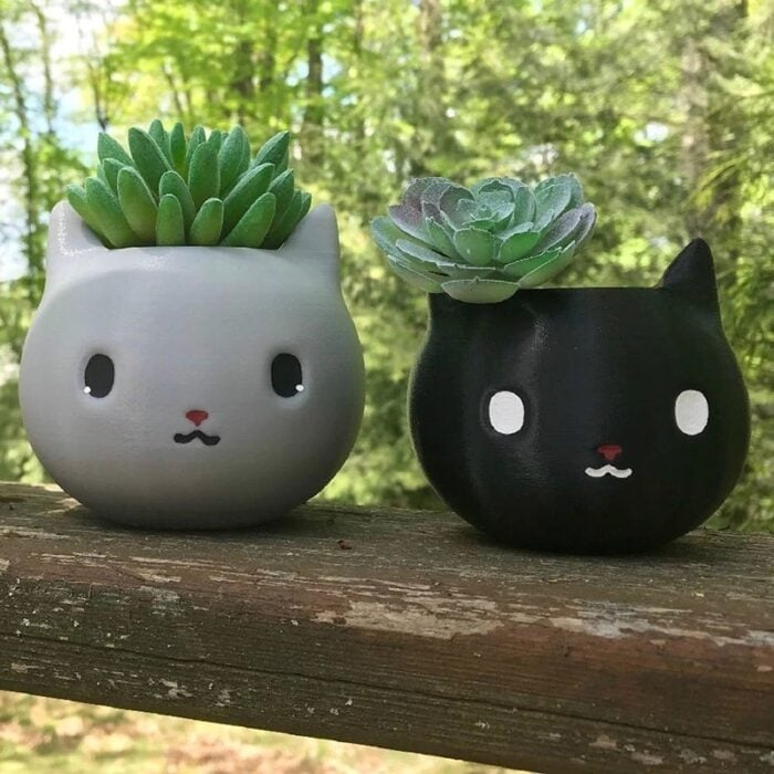Macetas pequeñas en forma de gatitos en colores negro y gris;macetas bonitas para tus suculentas