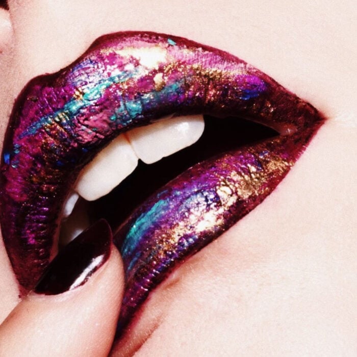 Maquillaje artístico de labios por maquilladora Tatiana Rose; boca con labial efecto galaxia de colores rosa, rojo, azul, morado y dorado