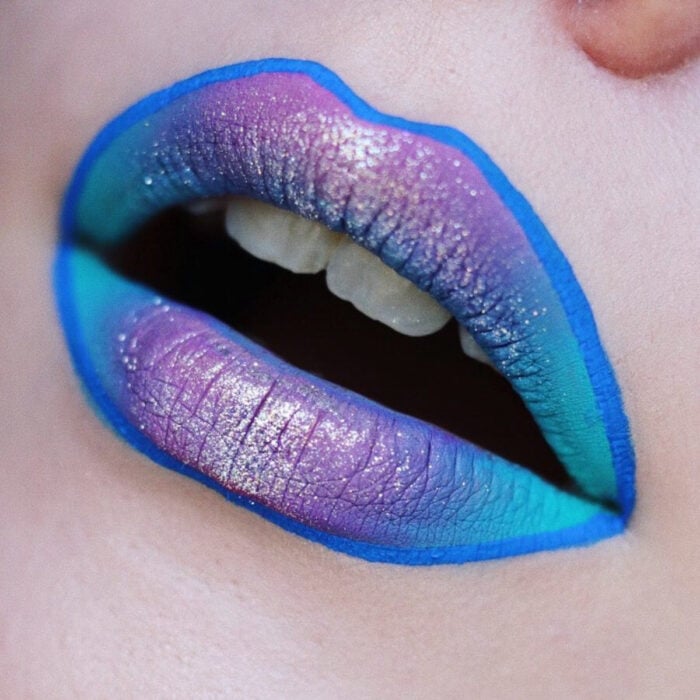 Künstlerisches Lippen Make-up von Maskenbildnerin Tatiana Rose;  Mund mit blauem und lila Lippenstift, deutlicher bläulicher Umriss