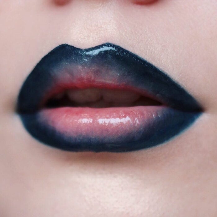 Künstlerisches Lippen Make-up von Maskenbildnerin Tatiana Rose;  Mund mit schwarzem Lippenstift auf dem Umriss, in der Mitte rosa verwischt, glänzend