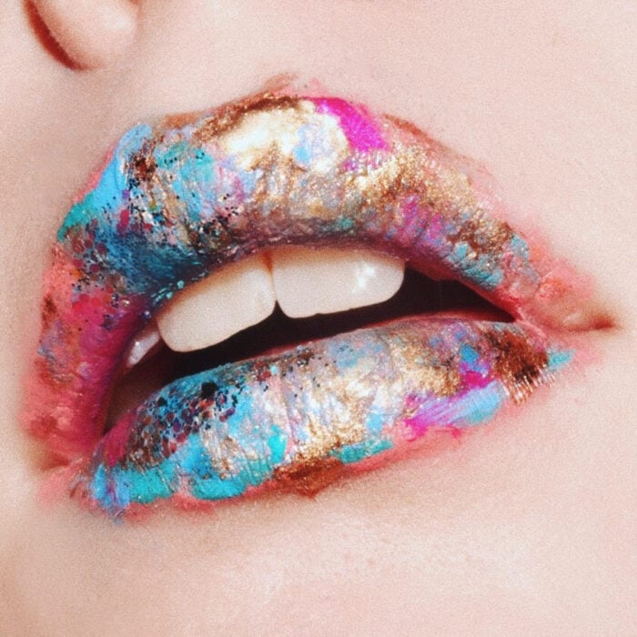 Künstlerisches Lippen Make-up von Maskenbildnerin Tatiana Rose;  Hochzeit mit blauem, goldenem und rosa Lippenstift in Form von Pinselstrichen