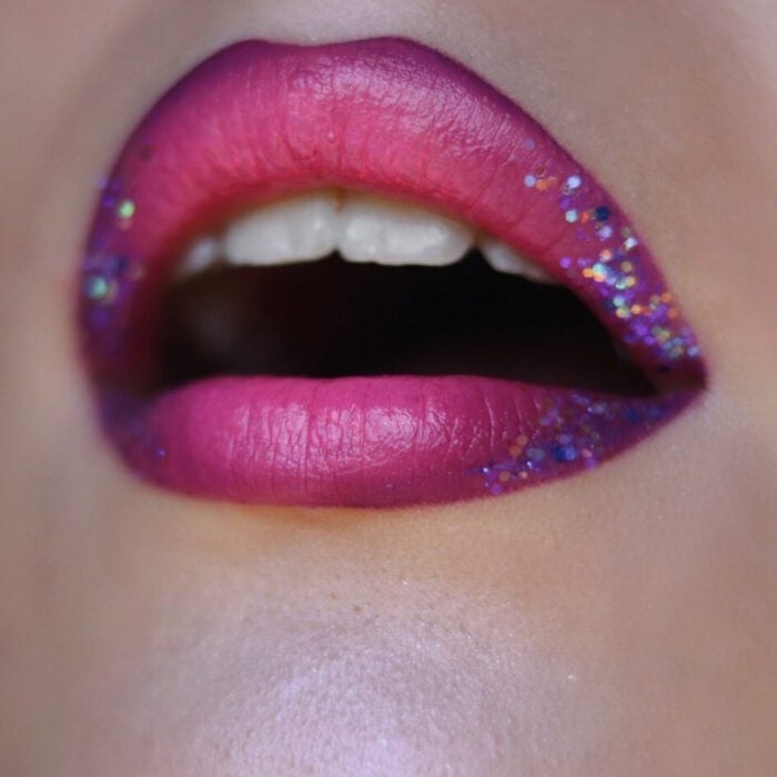 Maquillaje artístico de labios por maquilladora Tatiana Rose; boca con labial rosa con las orillas moradas con brillo, glitter
