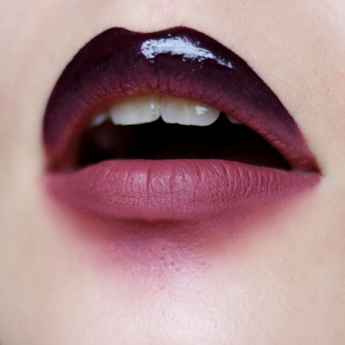 Maquillaje artístico de labios por maquilladora Tatiana Rose; boca con labial de dos colores, negro difuminado con rosa y gloss