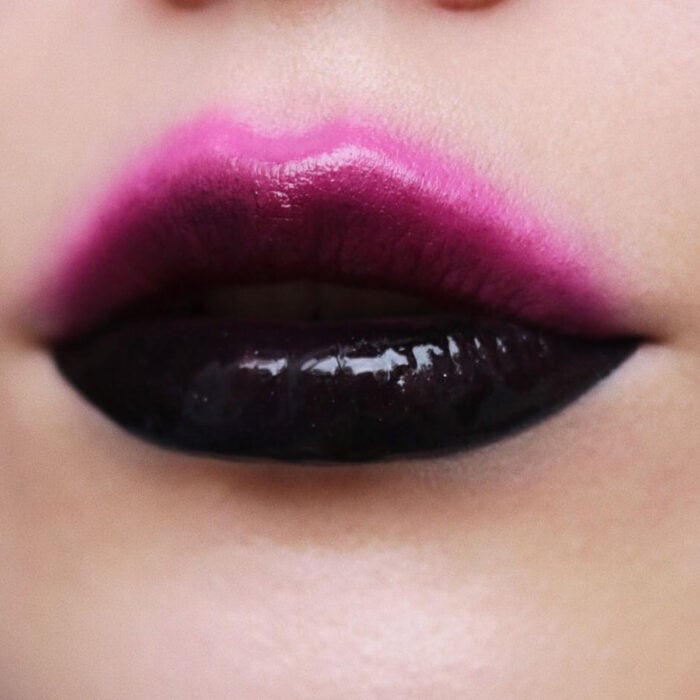 Maquillaje artístico de labios por maquilladora Tatiana Rose; boca con labial de dos colores, arriba rosa y abajo negro difuminado, gloss