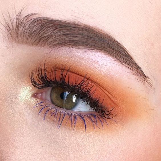 Maquillaje de ojo sencillo en color naranja y amarillo 