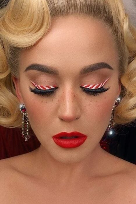 Katy Perry con maquillaje navideño, delineado en colores rojo y blanco; Maquillajes lindos para celebrar Navidad