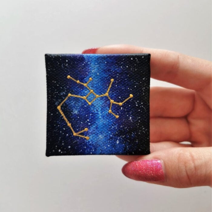 Minipintura en lienzo pequeño al óleo de universo azul con estrellas y constelación de Sagitario