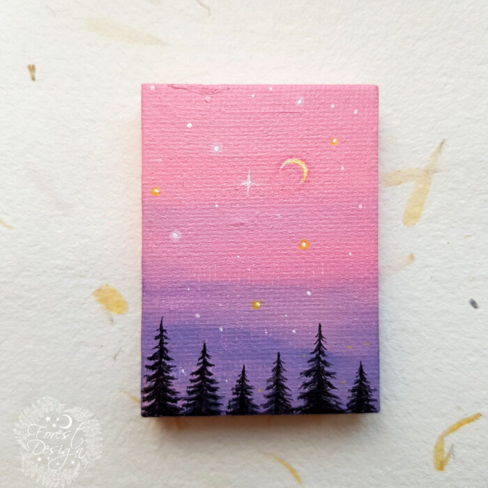 Minipintura en lienzo pequeño al óleo de paisaje de silueta de pinos con cielo estrellado color rosa y morado