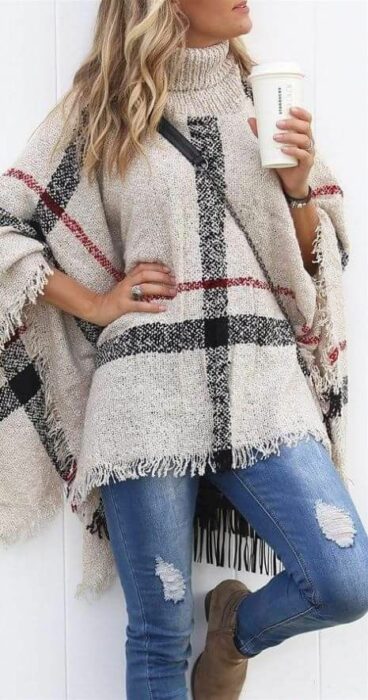 Chica usando jeans y poncho a cuadros de color hueso con negro y rojo