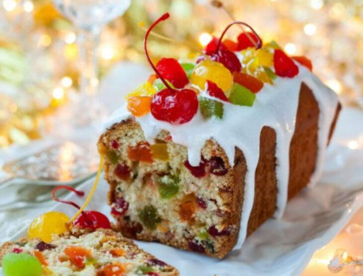 Panque de Navidad de frutos secos con glaseado y cerezas