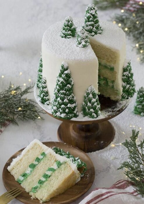 Pastel de Navidad de pastel de vainilla con limón y decorado con pinos nevados