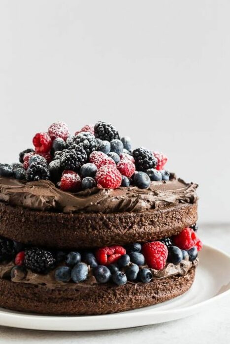 Pastel de Navidad de chocolate con relleno frutos rojos y betún de nutella